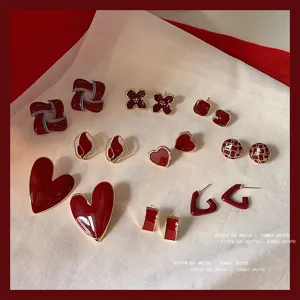 Set di orecchini smaltati rosso scuro vintage, eleganti orecchini a lobo geometrici.