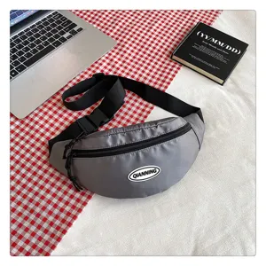 Elegante bolso de pecho gris de nailon para hombres y mujeres, ideal para viajes y uso diario.