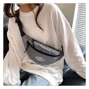 Bolso de pecho gris elegante para hombres y mujeres, ideal para viajes y ropa urbana diaria.