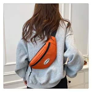 Vista detallada trasera del bolso de pecho cruzado naranja informal con textura de tela y correa.