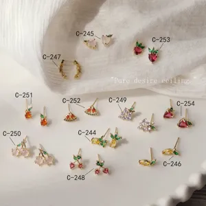 Süße Frucht Zirkon Ohrstecker Detailansicht, exquisite vergoldete Mini Schmuckstücke.