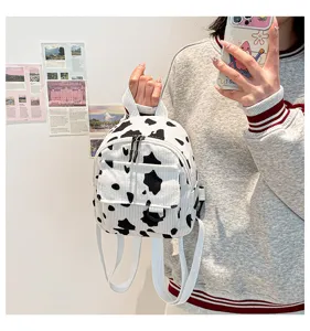Detailansicht eines trendigen Kuhmuster Kord Mini Rucksacks, stilvolle kleine Freizeittasche.