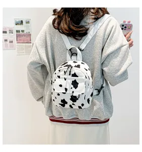 Modischer Damen Mini Rucksack mit KuhMuster aus Kord, stilvolle kleine Umhängetasche Detail.
