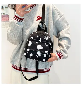 Kordsamt KuhMuster Mini Rucksack Detail Ansicht, süße Mode Umhängetasche mit Reißverschluss.