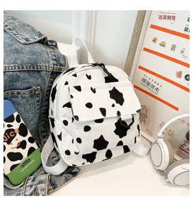 Mini weißer Kordrucksack mit schwarzen Kuhflecken, trendiger lässiger Damenrucksack.