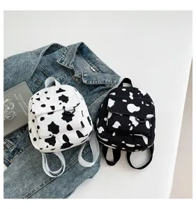 Kleiner Kord-Rucksack mit niedlichem Kuh-Muster, trendiger Freizeit-Tagesrucksack für Damen.
