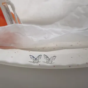 Minimalistische silberne Schmetterling Ohrstecker, zartes hohles Design für den Alltag.