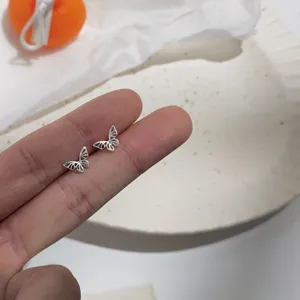 Mini silberplattierte hohle Schmetterlings-Ohrstecker für Damen, schlicht und elegant im Alltag.