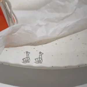 Minimalistische versilberte süße Giraffen Ohrstecker für Damen täglicher Stil Detailansicht