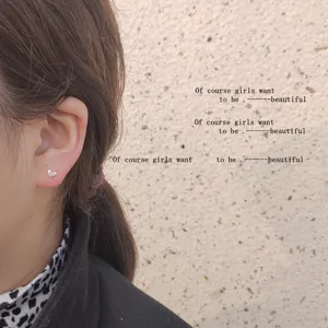 Minimalistische silberne Herz Ohrstecker für Damen, zarte und süße Mini Ohrringe für den Alltag.