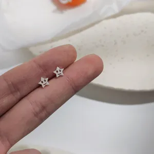 Kleine minimalistische silberne Stern Lächeln Gesichts Ohrstecker Damen Alltag süß leicht
