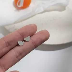 Mini minimalistische silberne Nadel süße Bär Ohrstecker für Damen und Studenten Alltag.