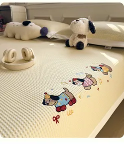 Détail de tapis rafraîchissant en soie glacée avec texture gaufrée et motif de chiot.