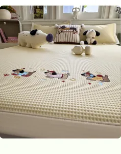 Ensemble de tapis de lit rafraîchissant en soie glacée avec broderie de chien, texture gaufre.