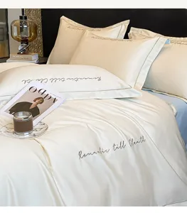 Detalle de ropa de cama bordada de lujo con textura de algodón suave y acabado muy elegante.