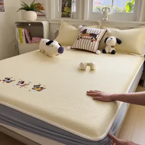 Tapis rafraîchissant PE classe A drap de lit en soie glacée avec broderie de chien.