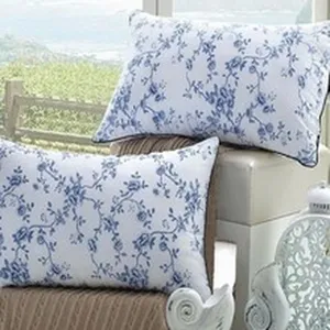 Comfortabele blauw-witte kussenkern met bloemenprint voor slaapkamer en interieur.