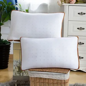 Gedetailleerd overzicht witte kussenkern voor nek, comfortabel huistextielproduct voor ondersteuning.