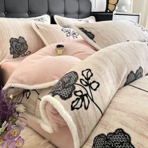 Χειμωνιάτικο σετ παπλωματοθήκη από βελούδο γάλακτος, ροζ κλινοσκεπάσματα με μαύρο κέτηνμα.