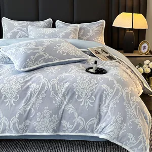 Parure de lit luxueuse en velours de lait avec motif floral gaufré, housse de couette douce.