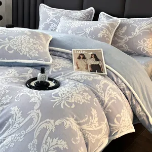Parure de lit 4 pièces en velours de lait douillet avec motif floral gaufré pour l'hiver.