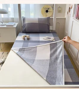 Cotton plaid bedding set for student dormitory and home use, soft and comfortable cover.