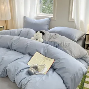 Minimalistische beddengoedset van puur katoen met een elegant tweekleurig effen design.