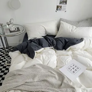 Parure de lit en coton lavé brossé unicolore avec housse de couette bicolore pour chambre.