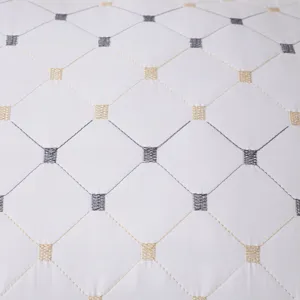 Cœur d'oreiller d'hôtel de luxe avec broderie losange élégante, doux et confortable pour dormir.