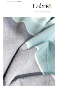 Detailopname van gewassen katoenen stof met zachte textuur en blauw geometrisch patroon.