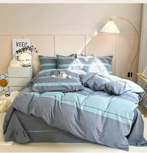 Gewassen katoenen gestreept beddengoed, comfortabel dekbedovertrek en kussenslopen voor slaapkamer.