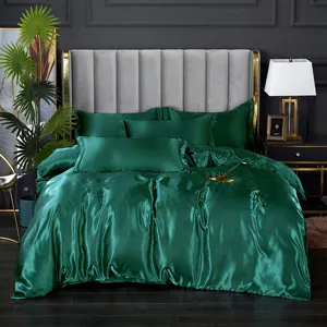 Vista detallada del juego de cama de seda verde esmeralda, escena de dormitorio lujo.