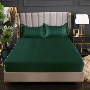 Vista detallada del juego de sábana bajera y fundas de almohada de seda de hielo verde oscuro, suave.