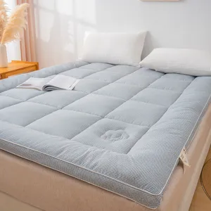 Vue detaillee du matelas en coton a carreau bleu, tapis tatami epais et doux pour etudiant.