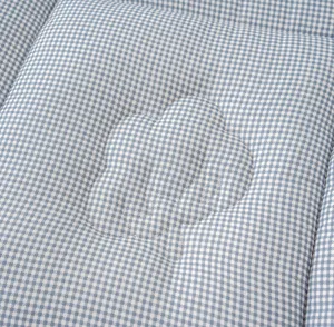 Vue détaillée de la texture du matelas en coton lavé à carreaux bleus, tissu de tatami doux.