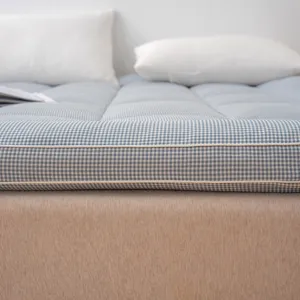 Matelas carrele en coton epaissi, tapis tatami, matelas de lit souple pour dortoir d'etudiant.