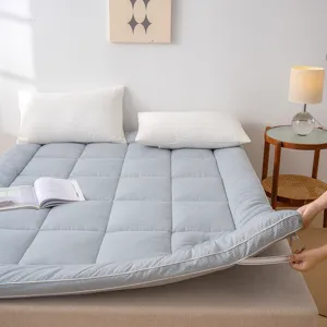 Vue rapprochée du matelas tatami matelassé à carreaux bleus confortables en chambre.