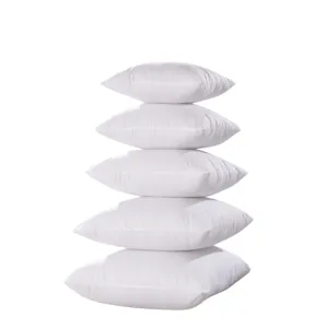 Weißes Kisseninlay aus angerautem Stoff, weiche PP-Baumwollfüllung, bequemes Sofa.