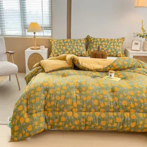 Gemütliche grüne Bettwäsche mit gelbem Blumenmuster aus Gaze für warme Nächte im Schlafzimmer.