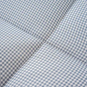 Gros plan détaillé du tissu de matelas coussin doux matelassé pied de poule bleu blanc.