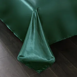 Sábana funda nórdica de satén de seda verde oscuro primer plano textil de hogar de lujo