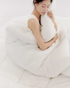 Morbido piumino bianco per tutte le stagioni, nucleo da letto soffice per un sonno confortevole.