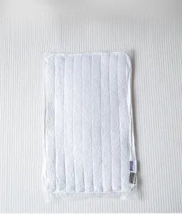 Witte gewatteerde hotelkussen in transparante verpakking, zacht en comfortabel voor uw dagelijks.