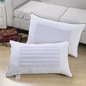 Witte hotelkussen met zwarte bies en gewatteerd ontwerp, comfortabele beddengoed accessoire.