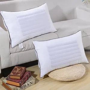 Comfortabele witte katoenen kussenkern voor hotel en thuis met zacht gewatteerd ontwerp.