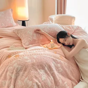 Luxe roze flanellen beddengoed set met bloemenborduurwerk voor gezellige winterslaapkamer.