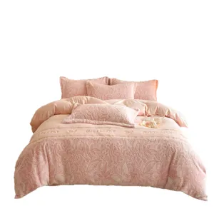 Roze melkfluwelen winter beddengoed set met elegante vlinder reliëf en zachte pluche stof.