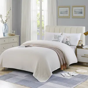 Confortable housse de couette d'hiver en coton blanc détail scène avec décoration oreillers