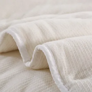Noyau de couette d'hiver et matelas en coton beige chaud avec une texture en maille.