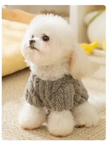 Grijze fleece honden kleding detailweergave, gezellige warme winterkleding voor kleine honden.